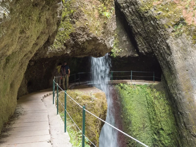 Szlak górski przechodzący za spadającą wodą