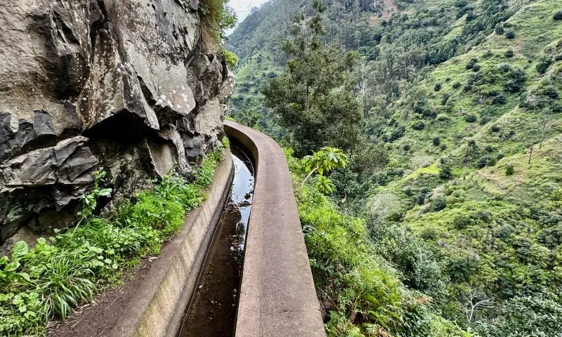 Betonowy kanał z wodą w górach