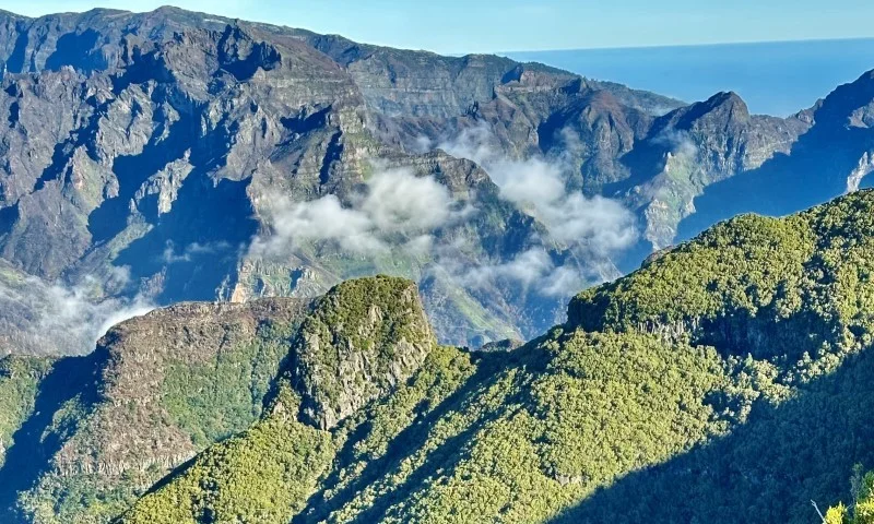 Chmury pokrywające górskie zbocza Madery