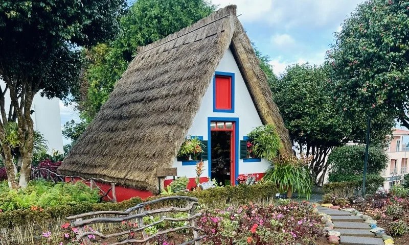 Maderski tradycyjny dom w trójkątnym kształcie