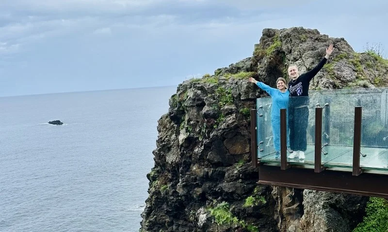 Tomek Kołodziej i Laura Górna na pomoście nad przepaścią