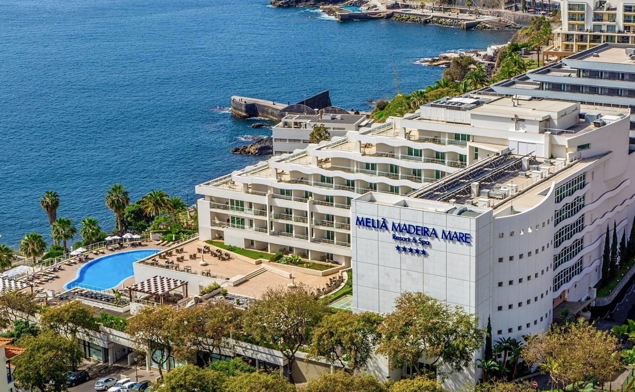 Budynek hotelu Melia Madeira Mare z basenem