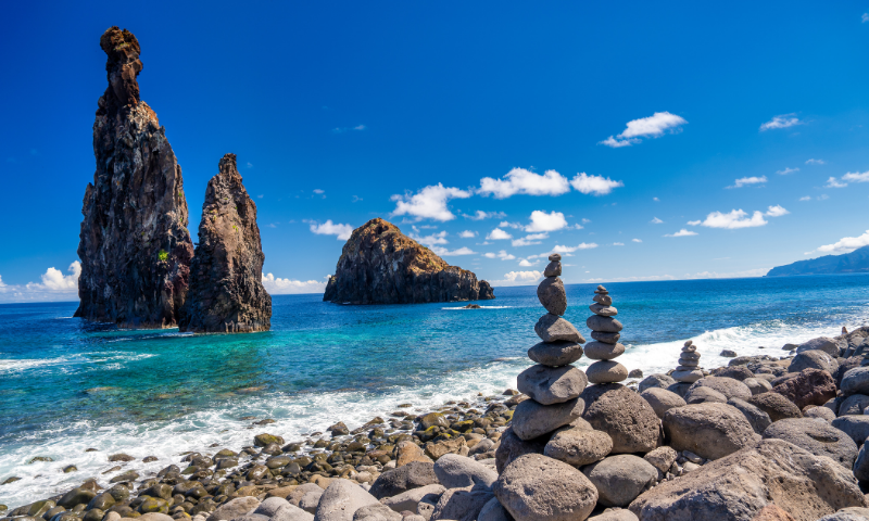 Skały wystające z morskiej wody